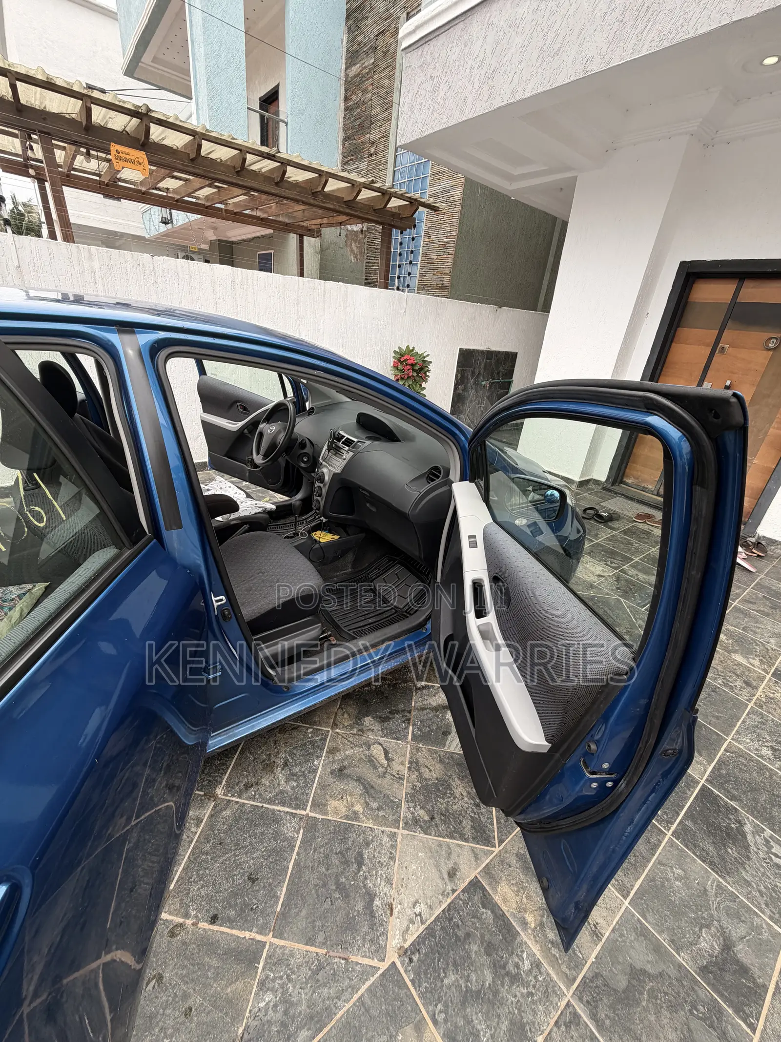 Toyota Yaris Base Hatchback 5dr 2011 Blue