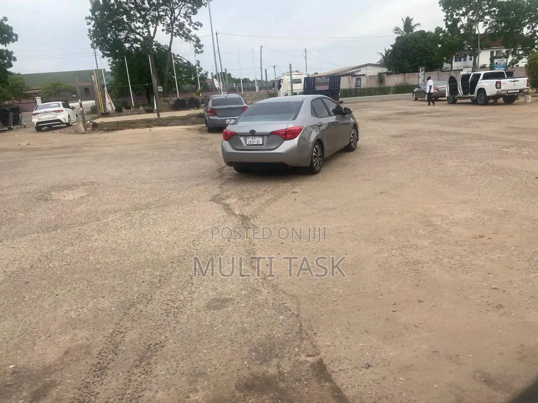 Toyota Corolla LE Premium 4dr Sedan (1.8L 4cyl CVT) 2016 Gray