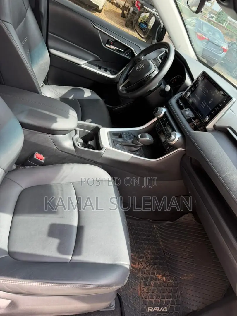 Toyota RAV4 2022 White