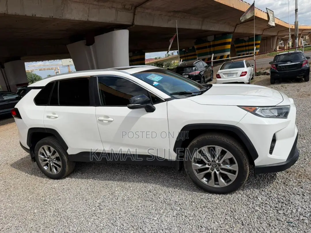 Toyota RAV4 2022 White