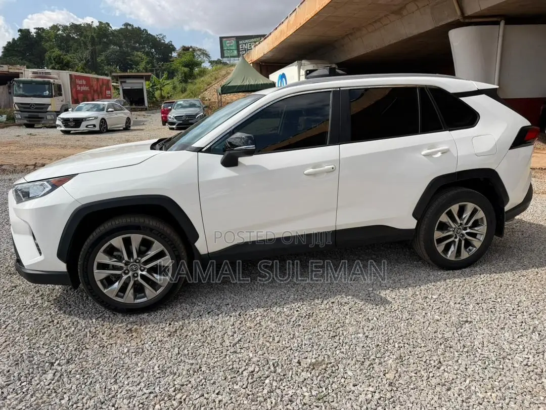 Toyota RAV4 2022 White