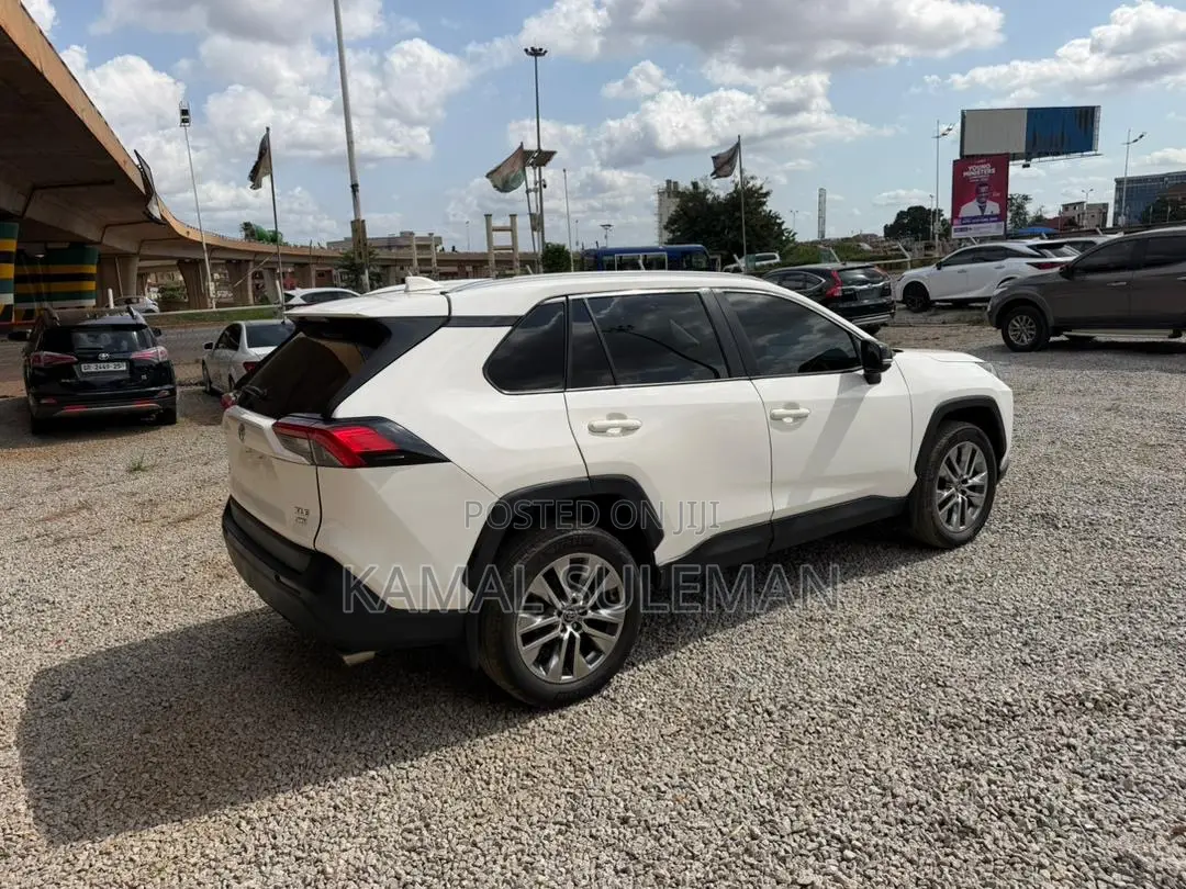 Toyota RAV4 2022 White