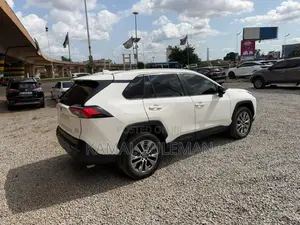 Toyota RAV4 2022 White