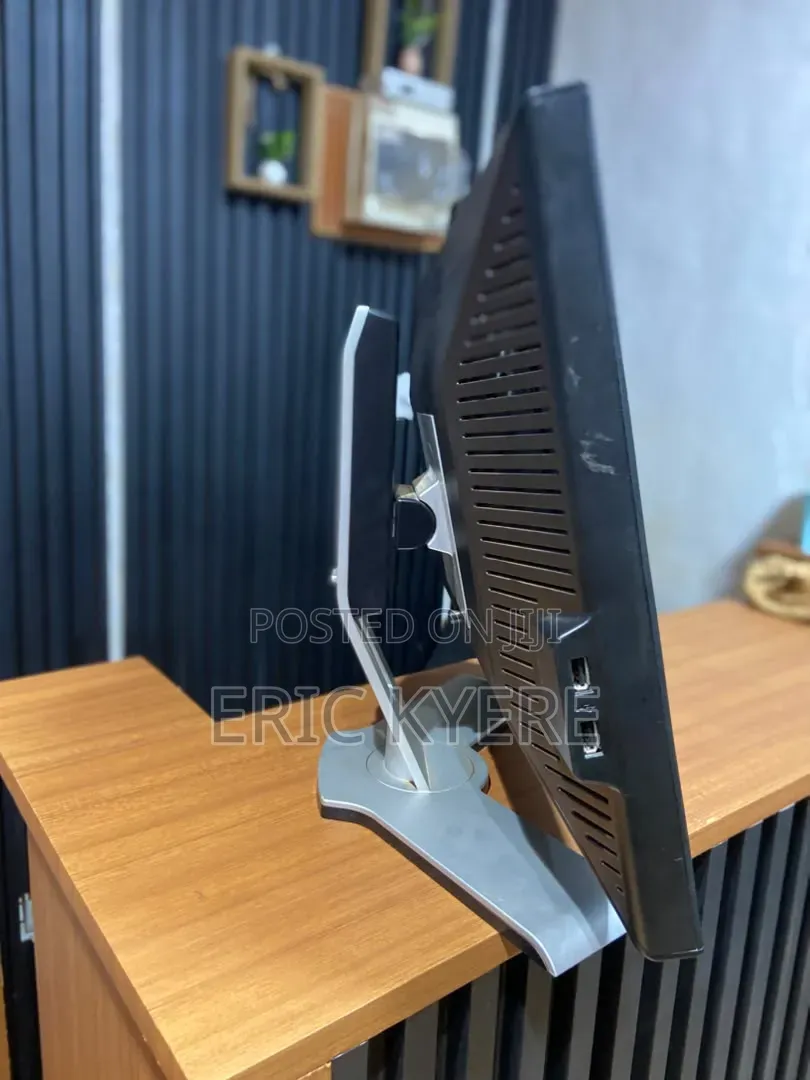 Dell 19" LCD Monitor (P190st) – Vga Dvi Display