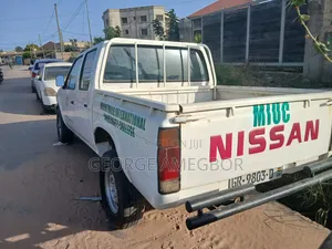 Nissan Hardbody 1989 White