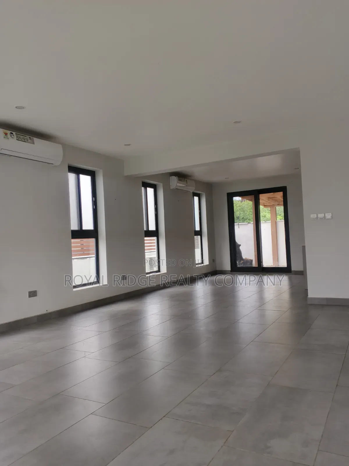 4bdrm Townhouse / Terrace in Tseaddo Roundabout, Accra Metropolitan