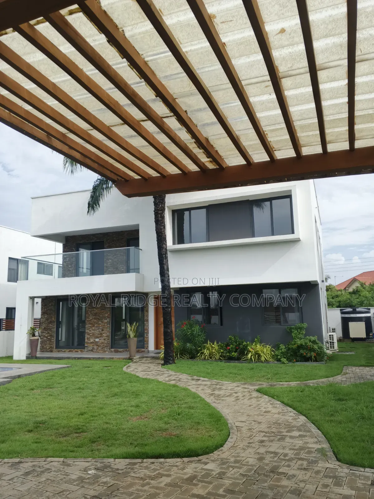 4bdrm Townhouse / Terrace in Tseaddo Roundabout, Accra Metropolitan