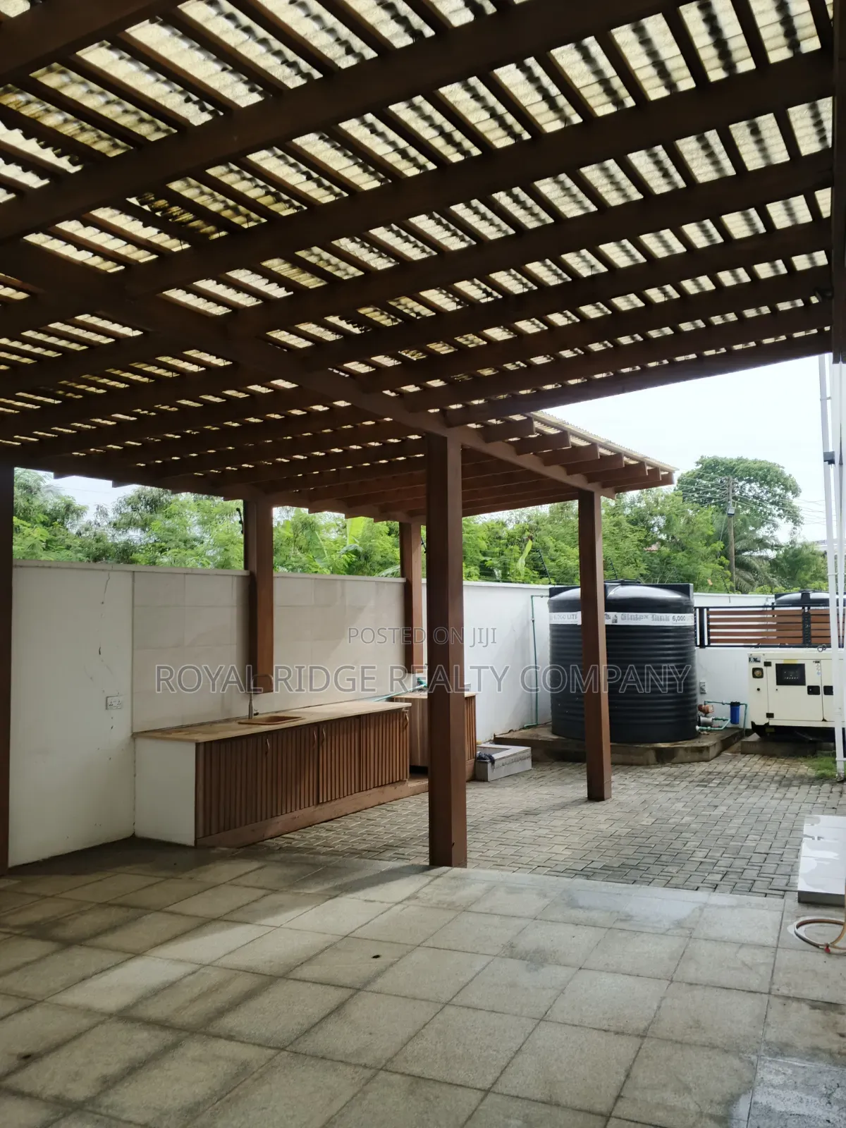 4bdrm Townhouse / Terrace in Tseaddo Roundabout, Accra Metropolitan