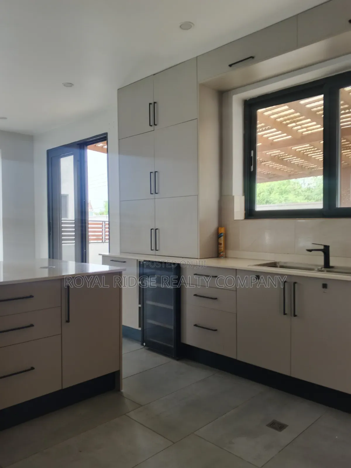 4bdrm Townhouse / Terrace in Tseaddo Roundabout, Accra Metropolitan