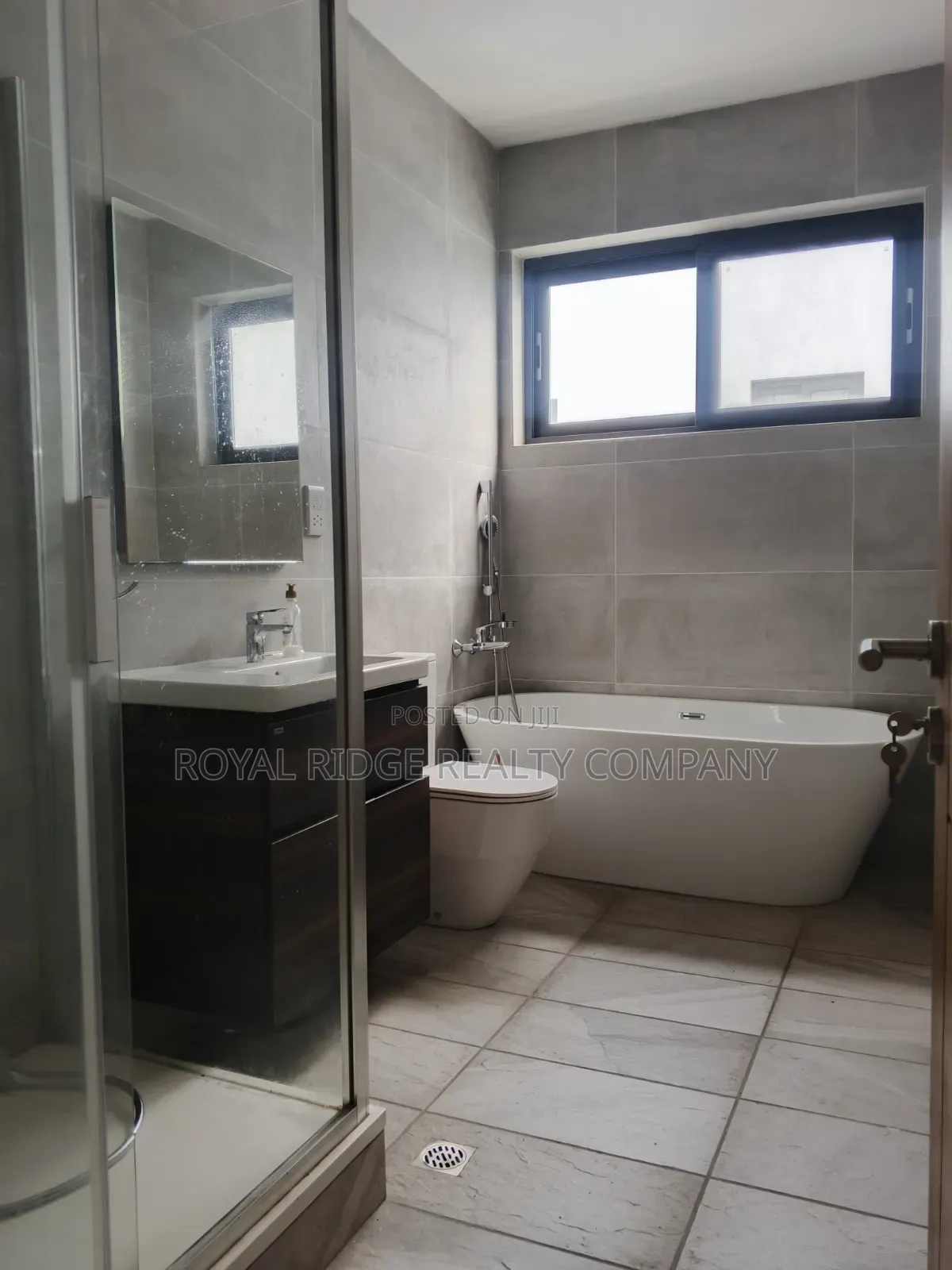 4bdrm Townhouse / Terrace in Tseaddo Roundabout, Accra Metropolitan