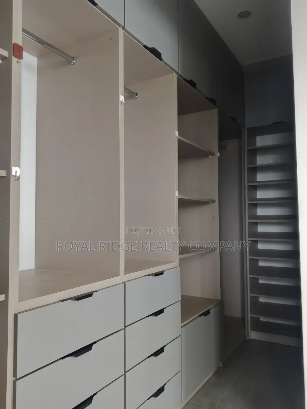 4bdrm Townhouse / Terrace in Tseaddo Roundabout, Accra Metropolitan