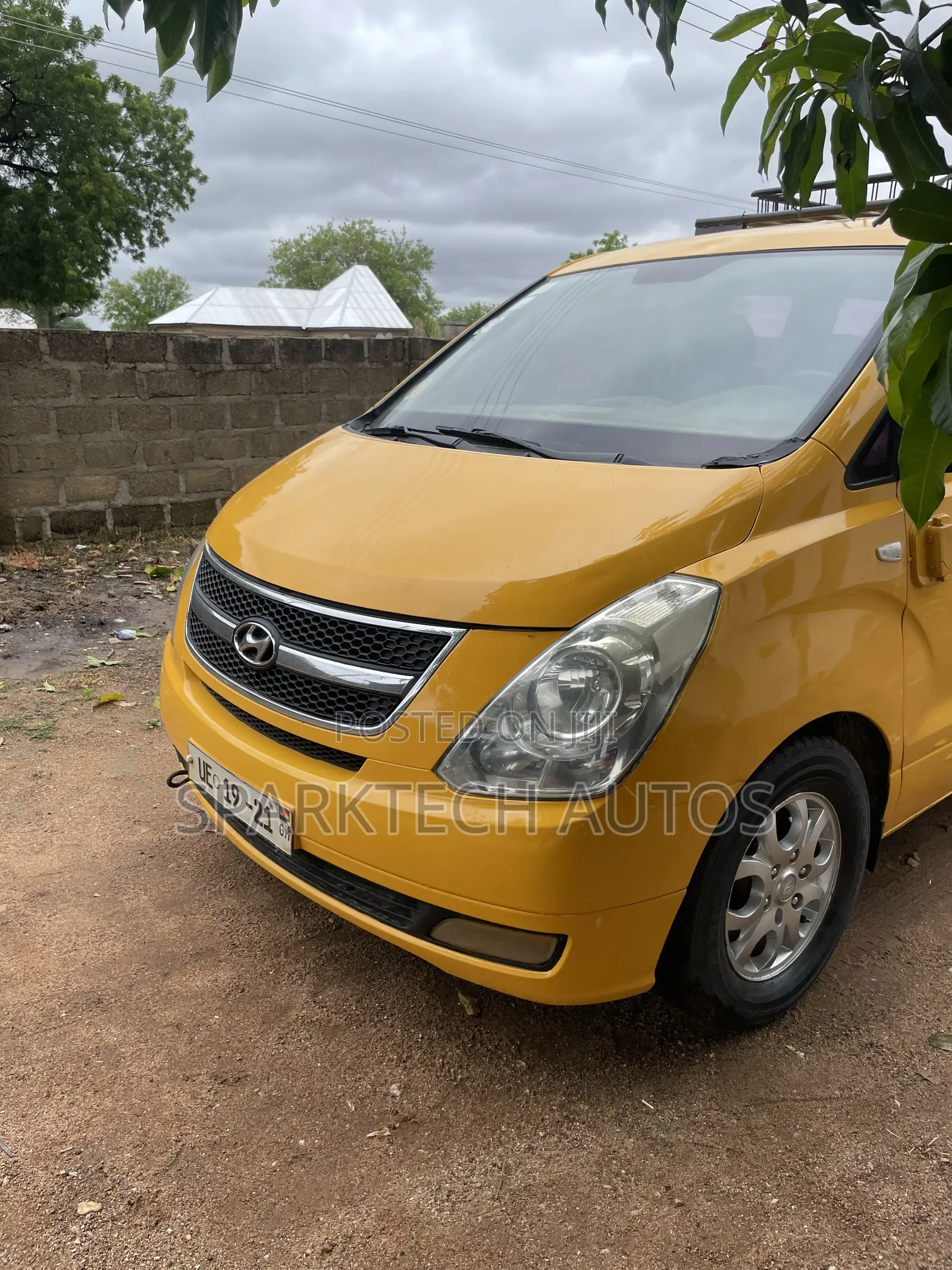 Hyundai Starex 2011 Yellow