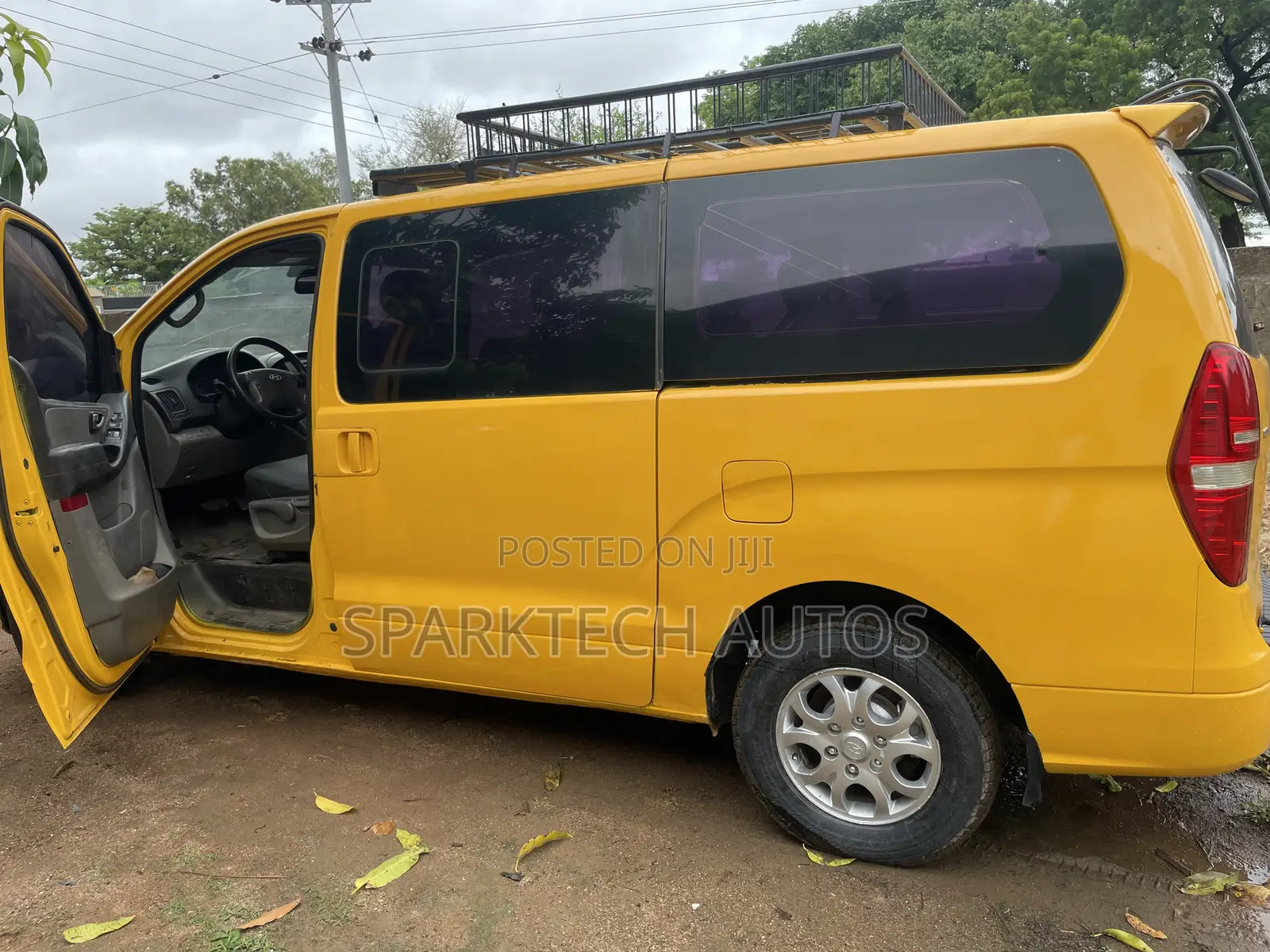 Hyundai Starex 2011 Yellow