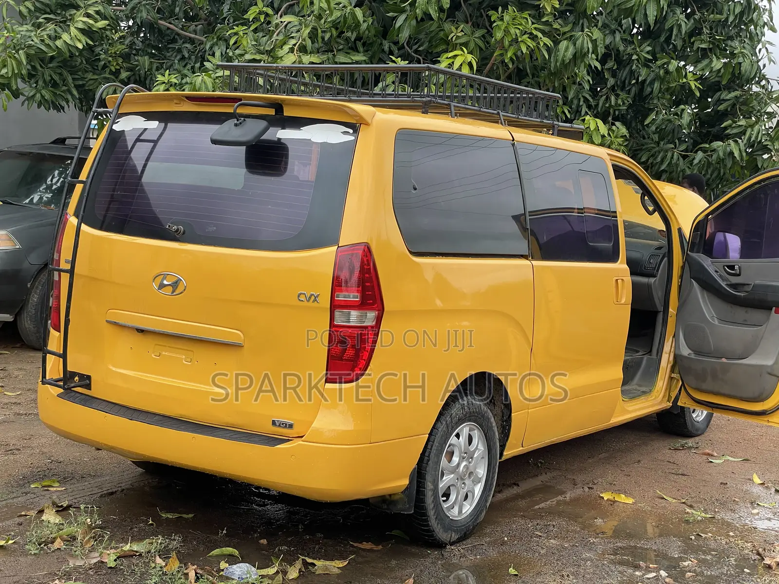 Hyundai Starex 2011 Yellow