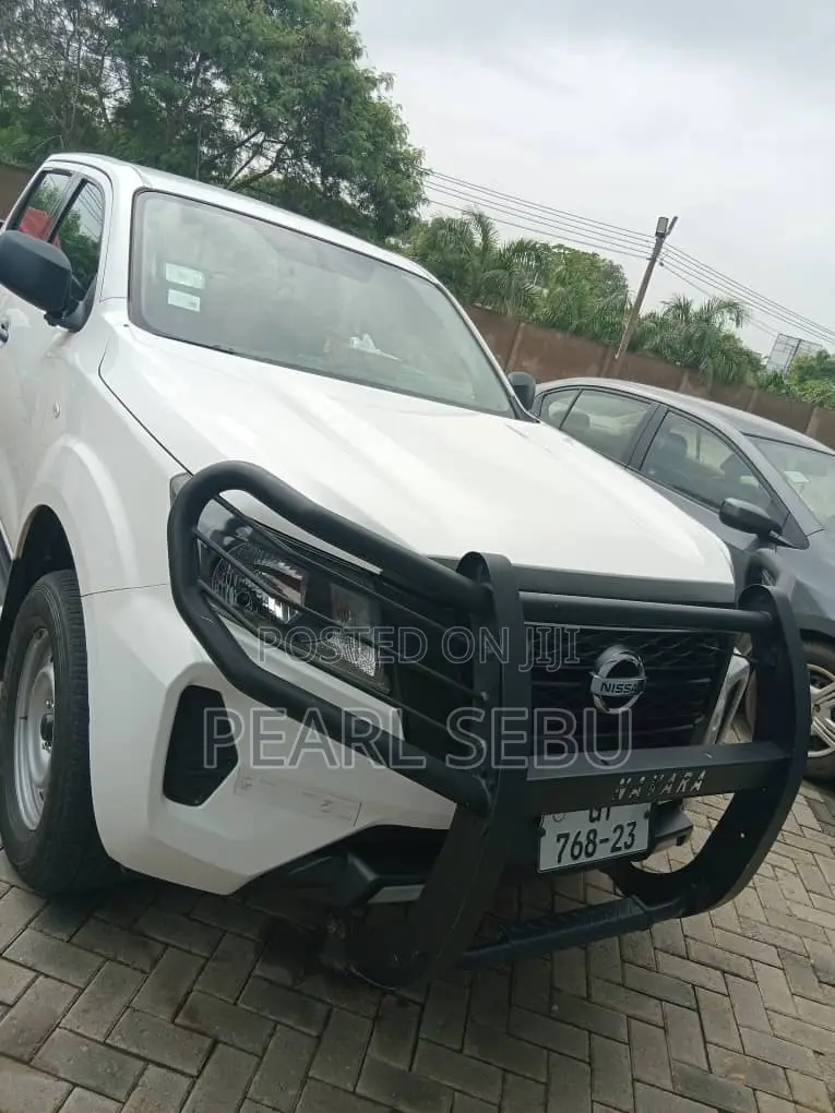 Nissan Navara 2022 White