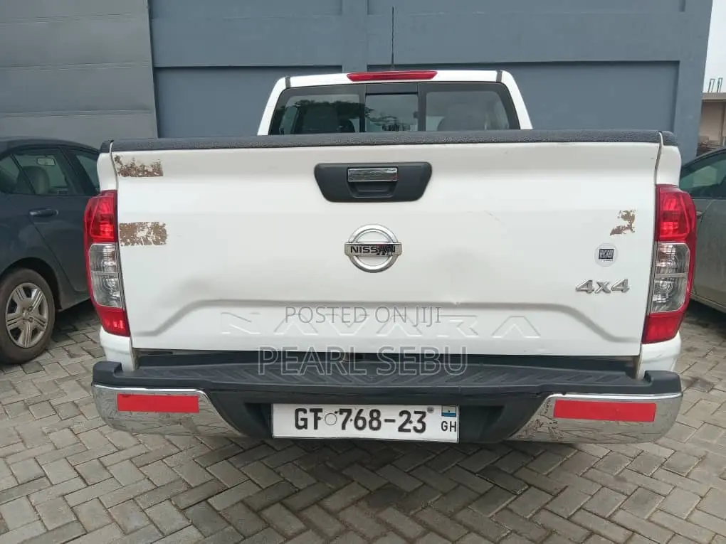 Nissan Navara 2022 White