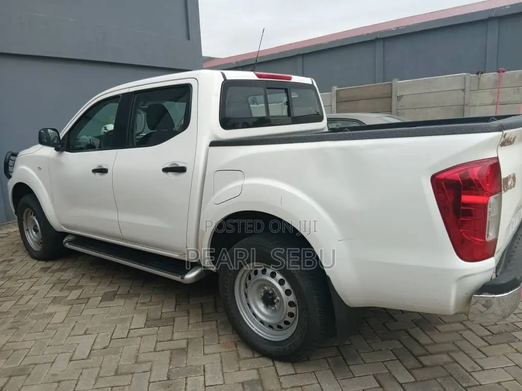 Nissan Navara 2022 White