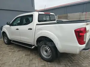 Nissan Navara 2022 White