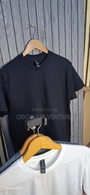 Black Gildan Round Neck Short Sleeve. 8844dh. Sq12300lknbjfr
