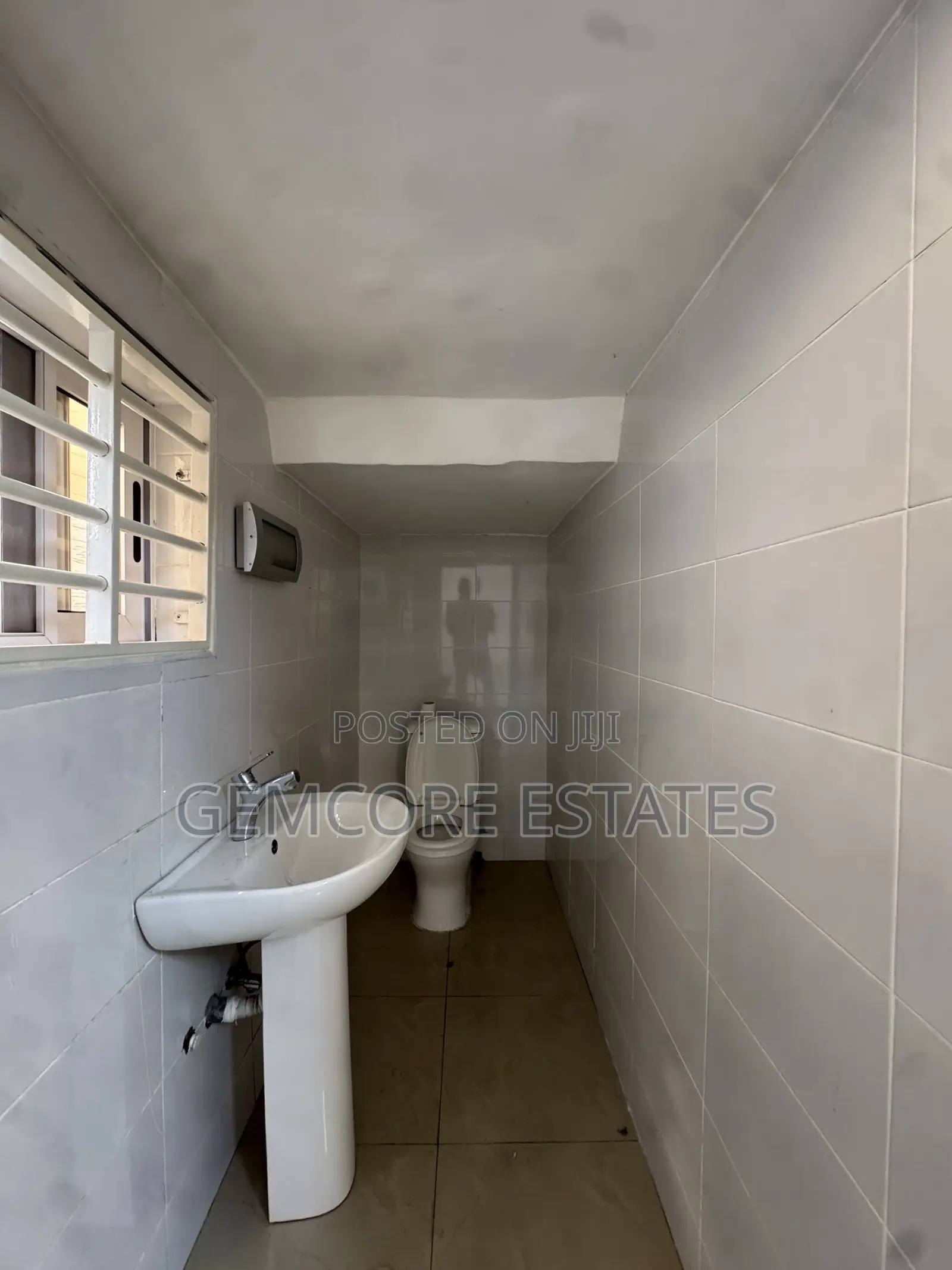 3bdrm Townhouse / Terrace in School Junction, Ashaley Botwe for rent