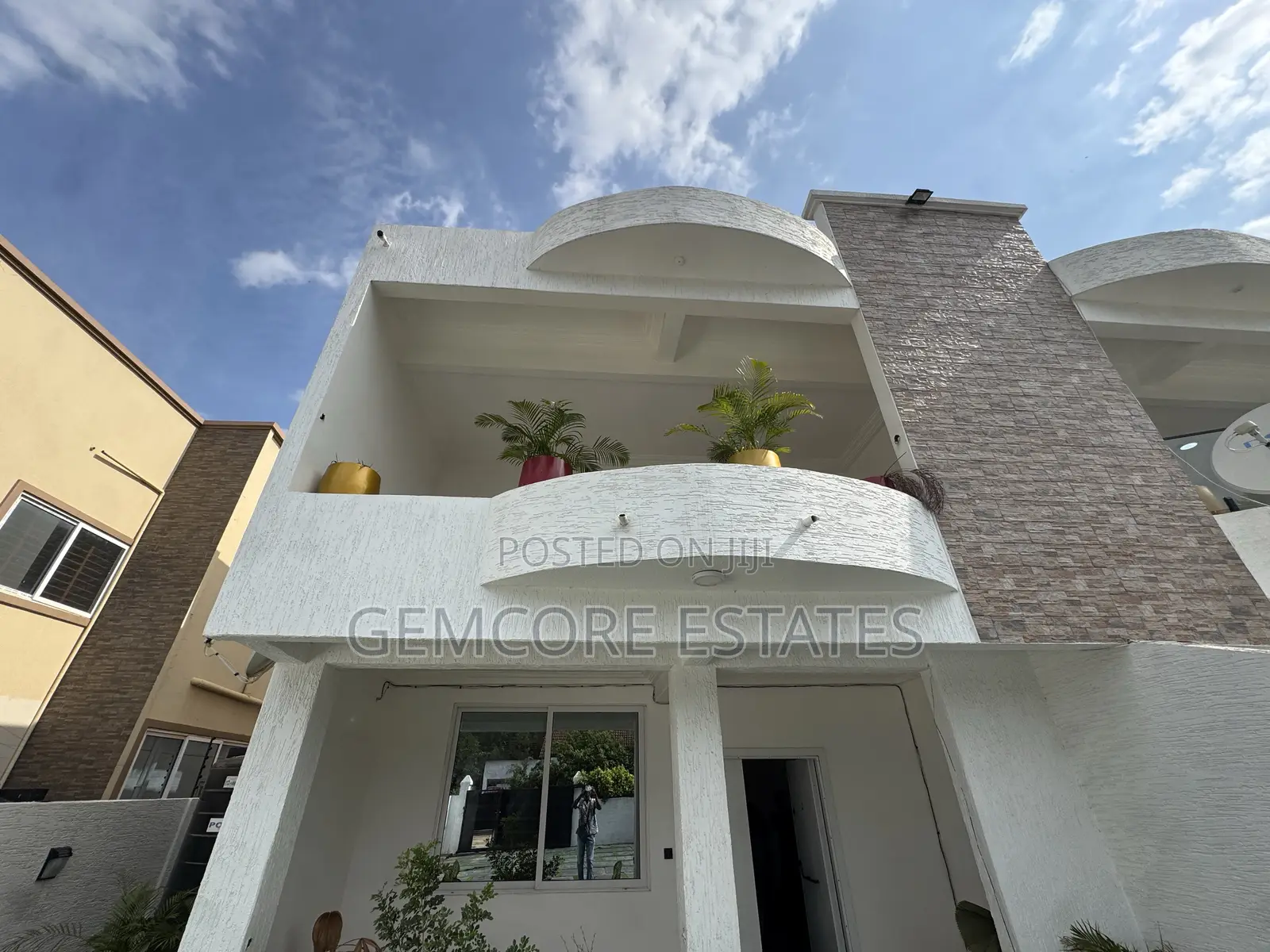 3bdrm Townhouse / Terrace in School Junction, Ashaley Botwe for rent