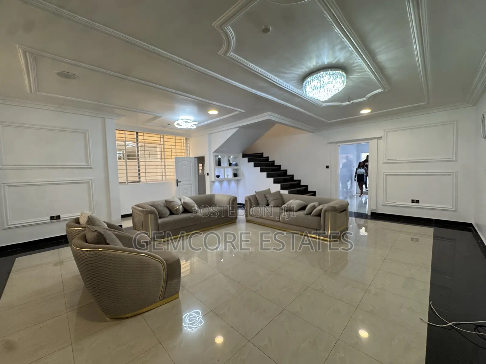 3bdrm Townhouse / Terrace in School Junction, Ashaley Botwe for rent