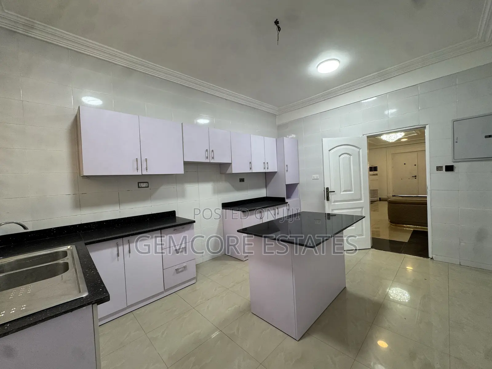 3bdrm Townhouse / Terrace in School Junction, Ashaley Botwe for rent