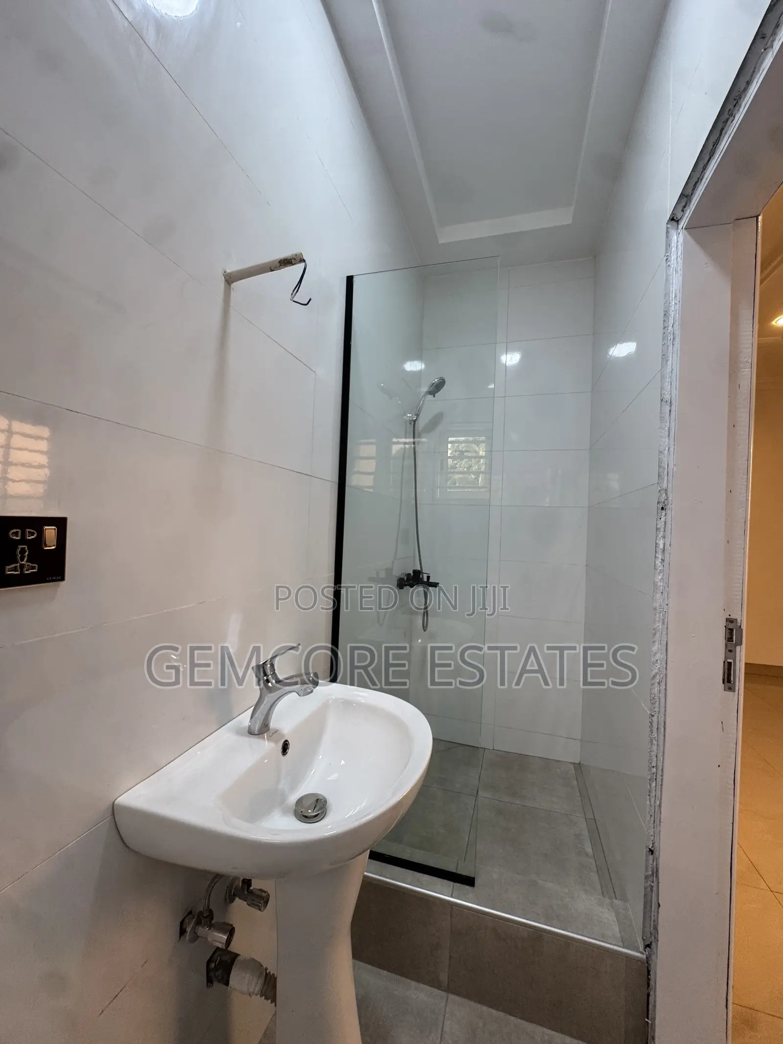 3bdrm Townhouse / Terrace in School Junction, Ashaley Botwe for rent
