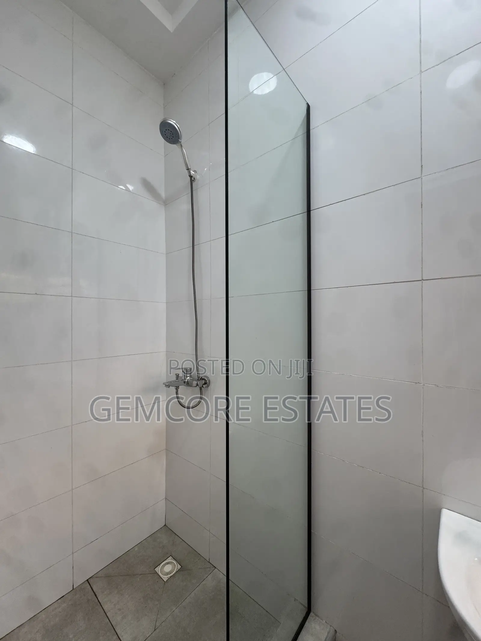 3bdrm Townhouse / Terrace in School Junction, Ashaley Botwe for rent