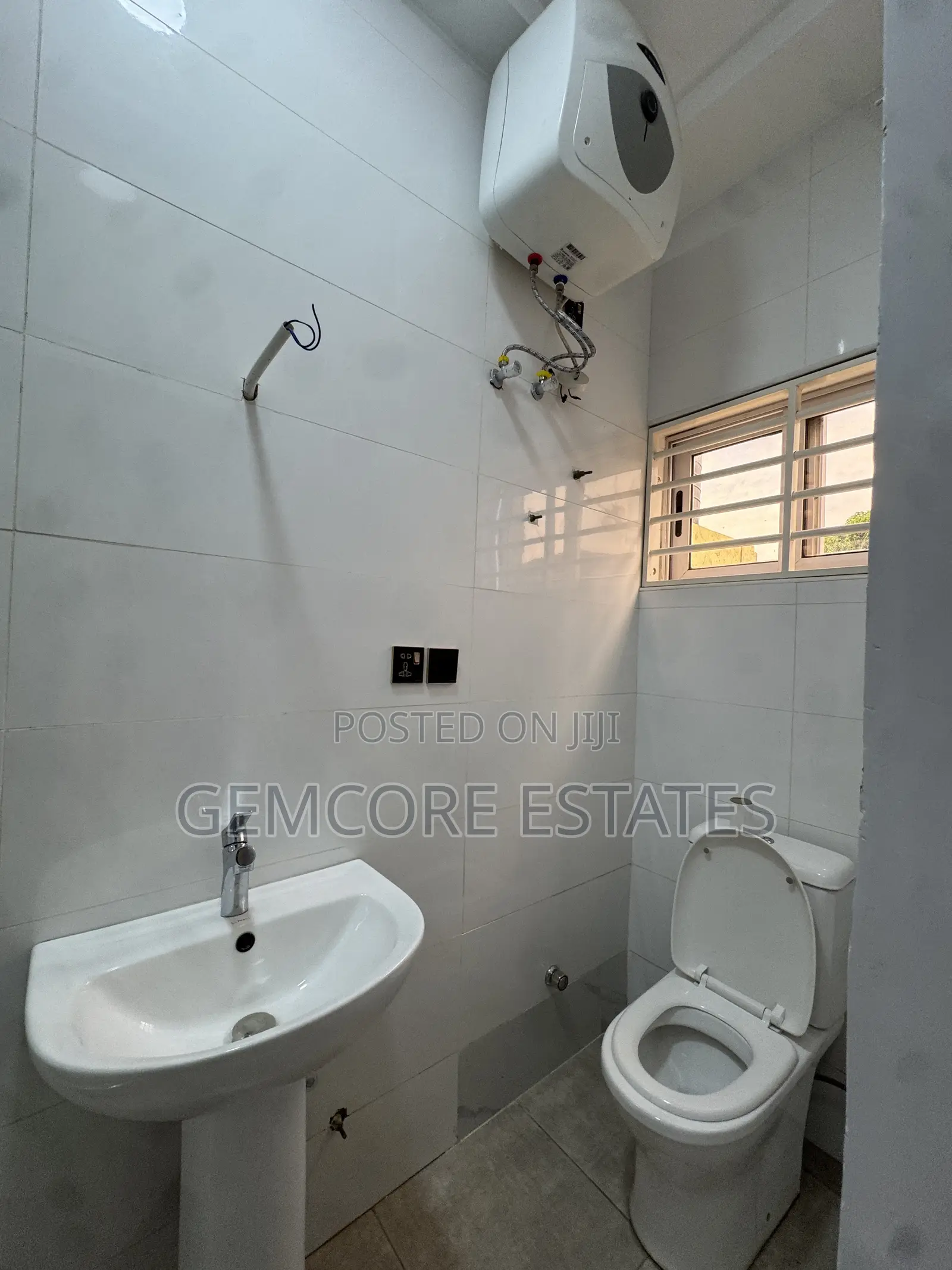 3bdrm Townhouse / Terrace in School Junction, Ashaley Botwe for rent