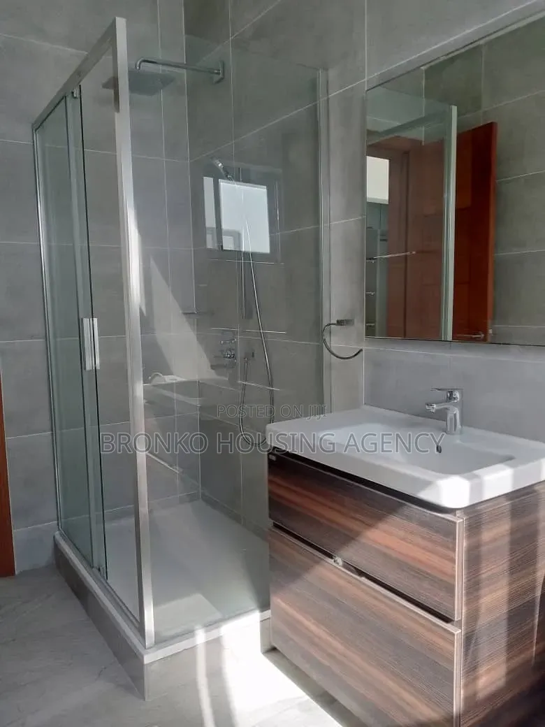 4bdrm House in Bronko Housing, Burma Camp for rent