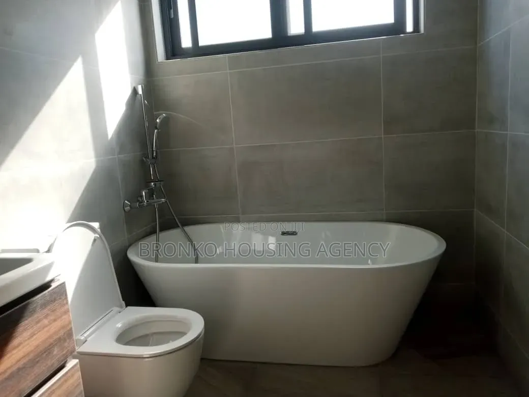 4bdrm House in Bronko Housing, Burma Camp for rent