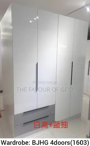 A Classic and Strong 5 Door Closet