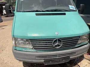 Mercedes-Benz Sprinter 2000 Green