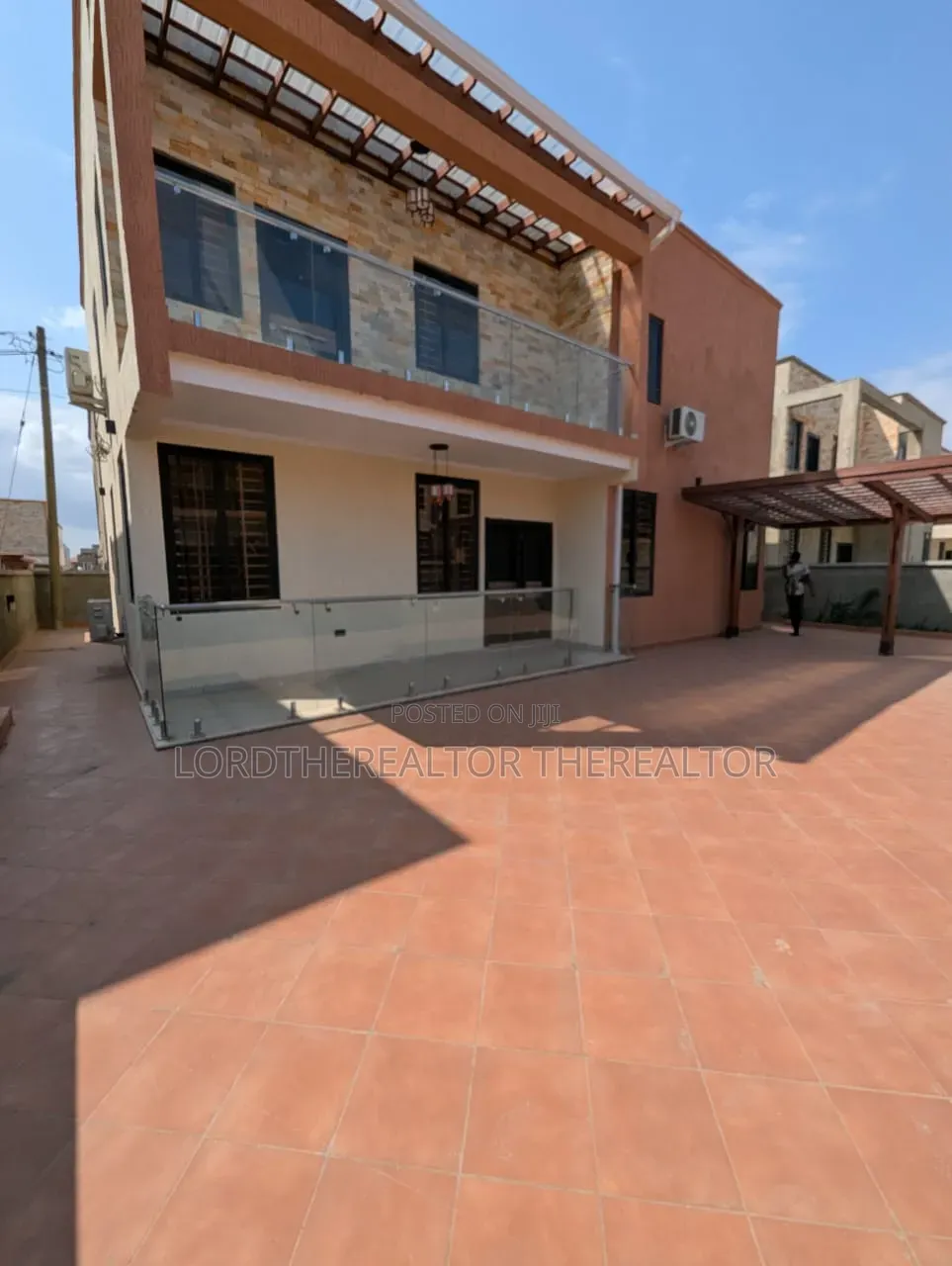 3bdrm Duplex in The Mall for rent