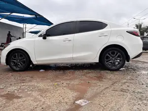 Toyota Yaris LE Sedan 4dr 2019 White