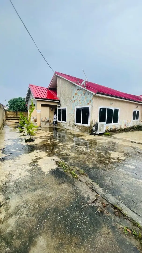 4bdrm House in Sefdard Properties, Amasaman for sale