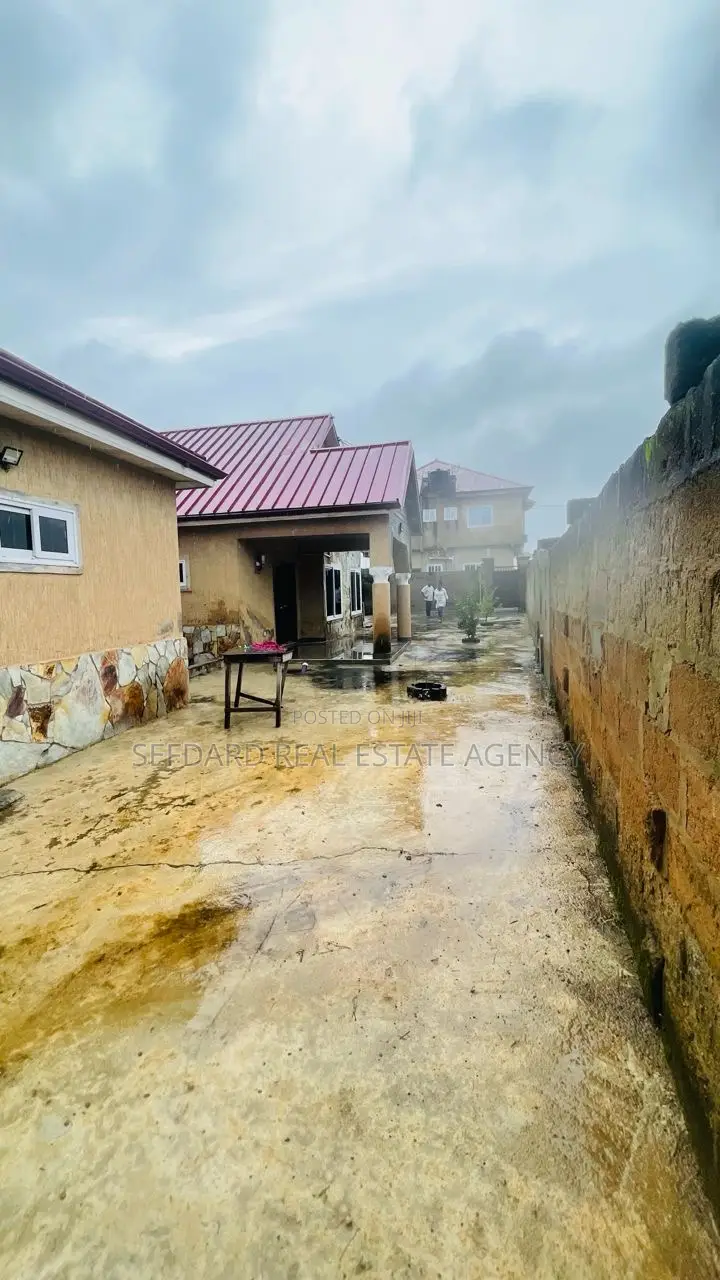 4bdrm House in Sefdard Properties, Amasaman for sale