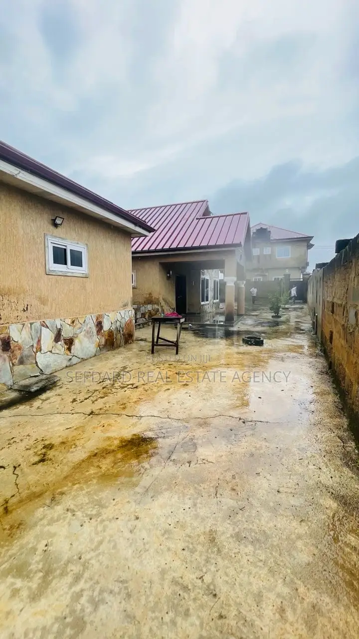 4bdrm House in Sefdard Properties, Amasaman for sale
