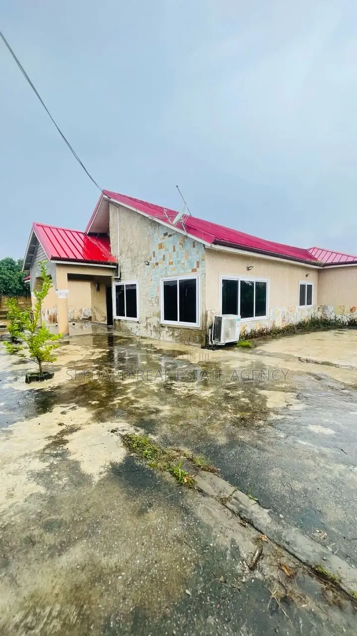 4bdrm House in Sefdard Properties, Amasaman for sale