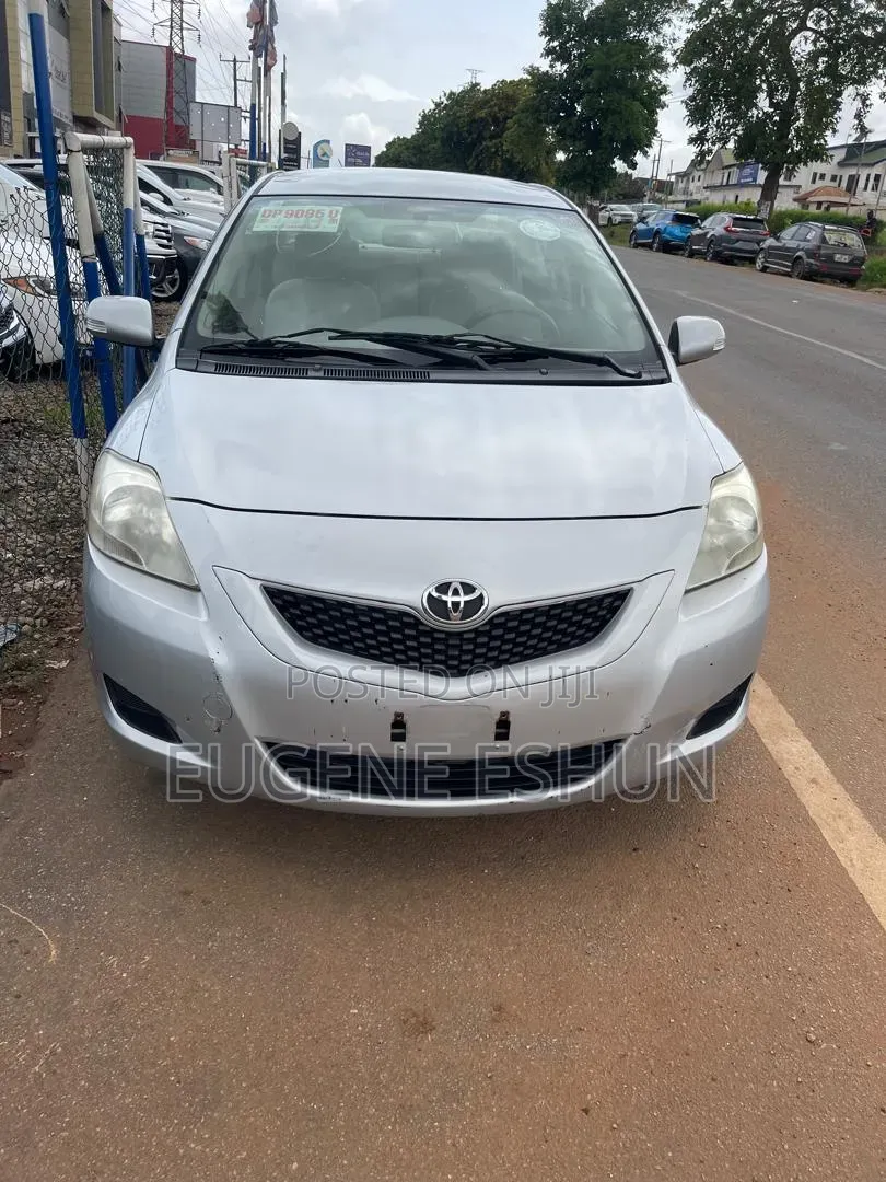 Toyota Belta 2012 Silver