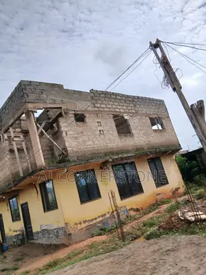 8bdrm House in Oyibi for sale