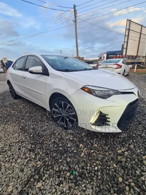 Toyota Corolla SE (1.8L 4cyl 6M) 2018 White