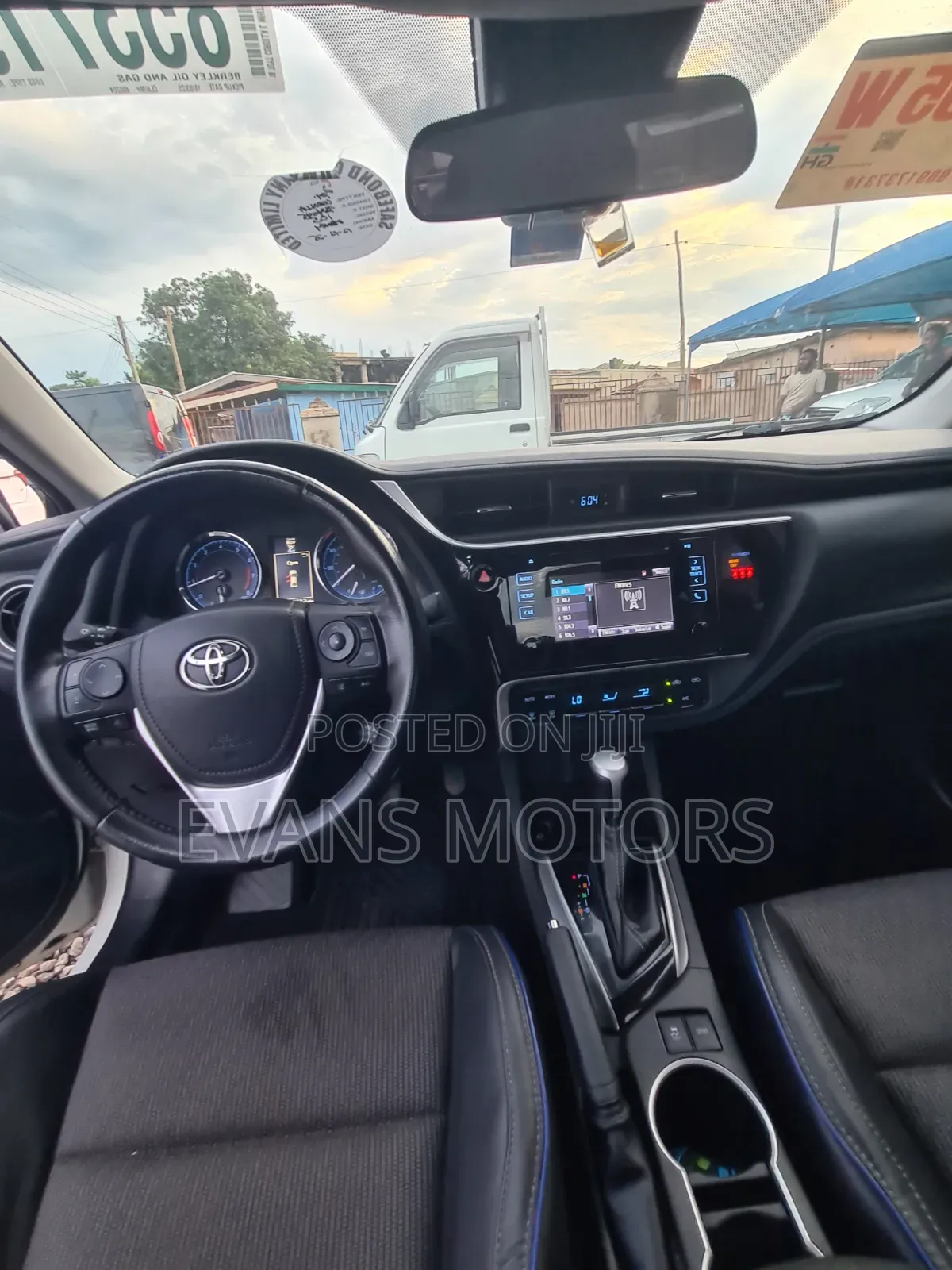 Toyota Corolla SE (1.8L 4cyl 6M) 2018 White