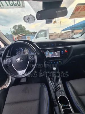 Toyota Corolla SE (1.8L 4cyl 6M) 2018 White