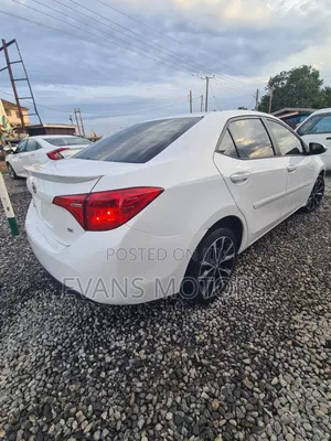 Toyota Corolla SE (1.8L 4cyl 6M) 2018 White