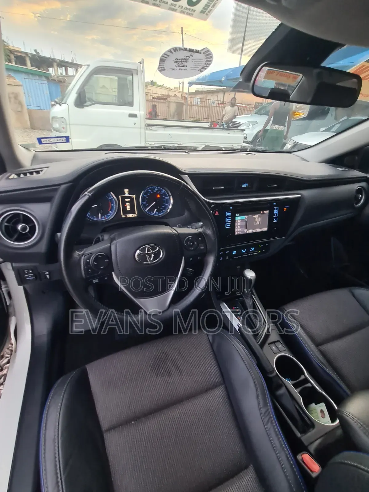 Toyota Corolla SE (1.8L 4cyl 6M) 2018 White