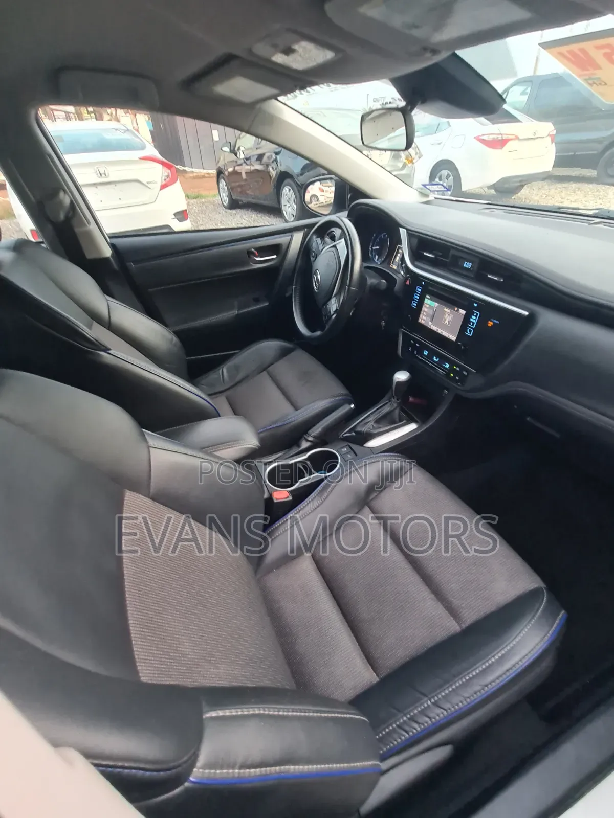 Toyota Corolla SE (1.8L 4cyl 6M) 2018 White