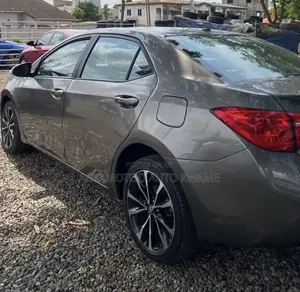Toyota Corolla SE (1.8L 4cyl 6M) 2018 Brown