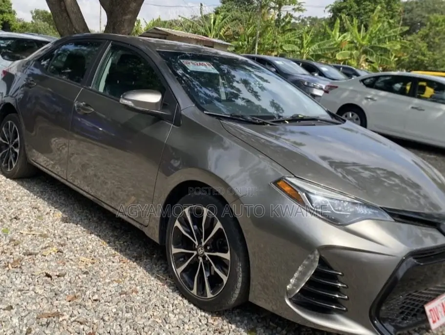 Toyota Corolla SE (1.8L 4cyl 6M) 2018 Brown